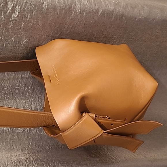 Acne Tan musubi. - Picture 1 of 14